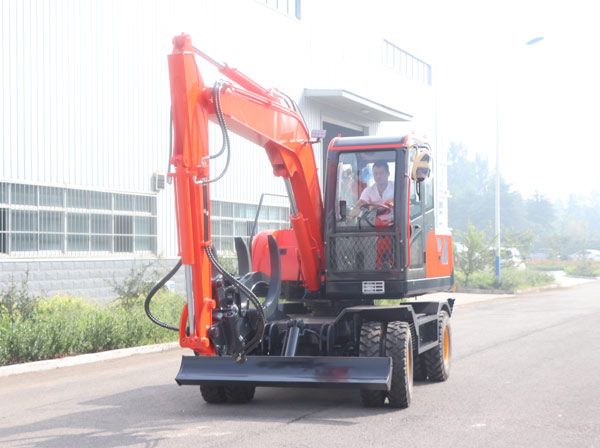 恒遠(yuǎn)小型挖掘機 助力春耕